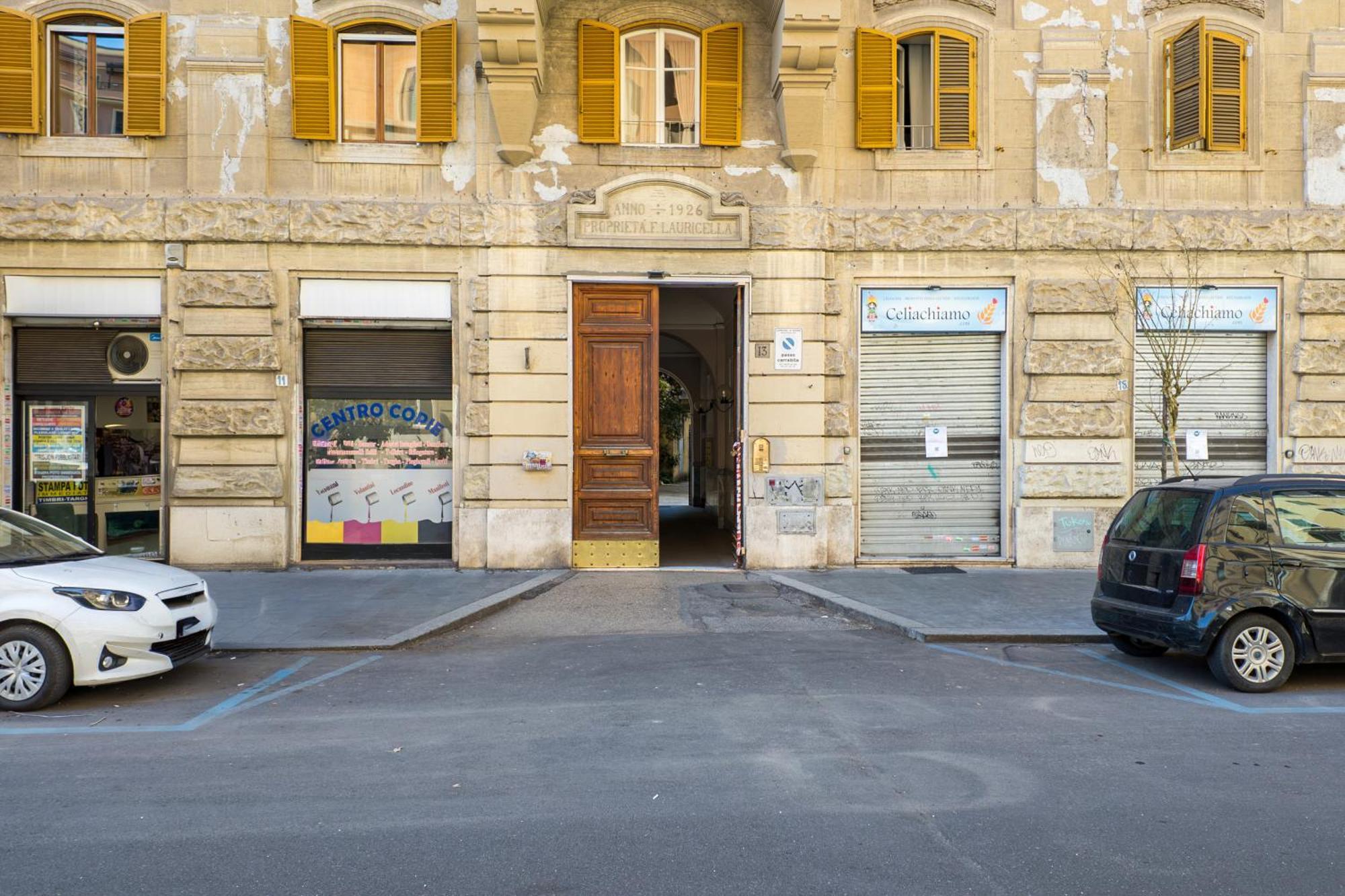 Iflat Mid-century Modern Vatican Apartment Rom